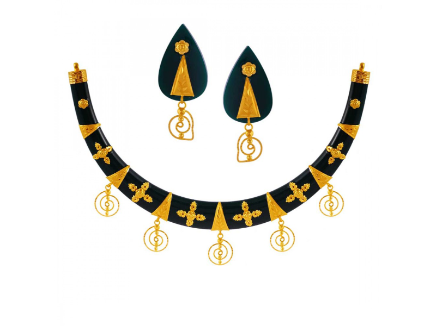 Beautiful 22k Gold Black Pola Jewellery Set Adorned With A Drop Detail For Sale